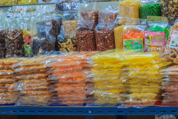 bangkok, tajlandia - 23 kwietnia 2017: lokalne słodkie przekąski i deser na sprzedaż w or tor kor market (organizacja marketingowa dla rolników). położony w pobliżu słynnego targu weekendowego chatuchak. - or tor kor market zdjęcia i obrazy z banku zdjęć