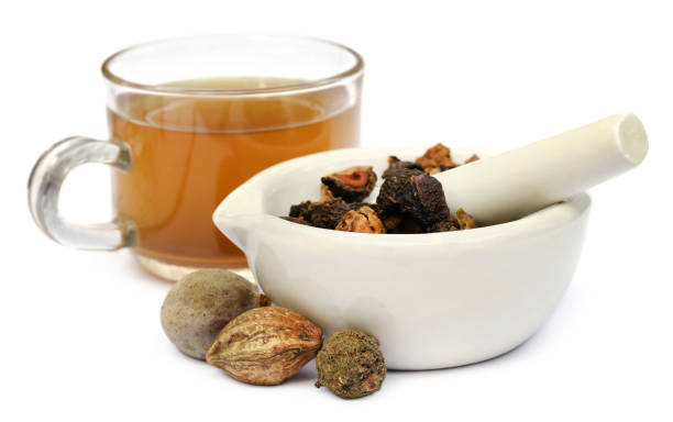 triphala, eine kombination aus ayurvedischen obst - gooseberry fruit berry bowl stock-fotos und bilder