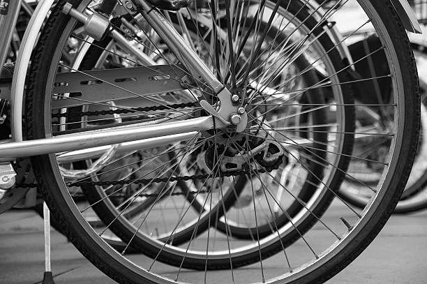 bicicletas, monocromo - perspectiva de una rata fotografías e imágenes de stock