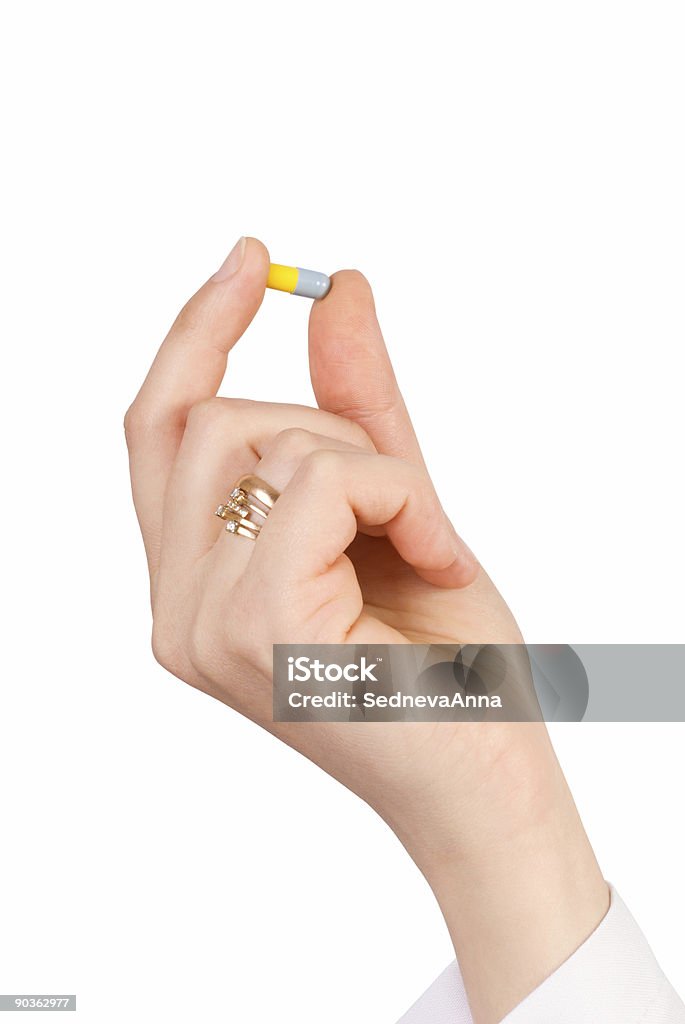 Main en gardant la pilule, isolé sur blanc - Photo de Acide acétylsalicylique libre de droits