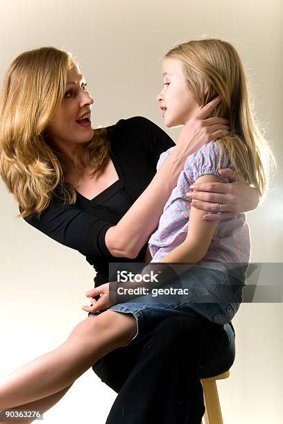 Madre E Figlia - Fotografie stock e altre immagini di Adulto - Adulto, Allegro, Amore