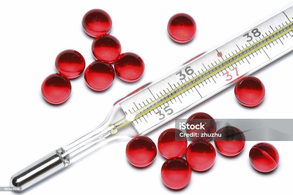 Termometr elektroniczny i tabletki na białym tle - Zbiór zdjęć royalty-free (Antybiotyk)