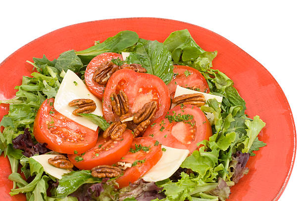 salade caprese gros plan - side salad tomato spinach lettuce photos et images de collection