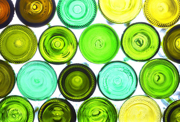 botellas de vino - coloured bottles fotografías e imágenes de stock