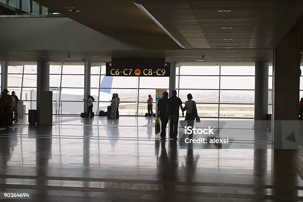 Photo libre de droit de Aéroport Dembarquement banque d'images et plus d'images libres de droit de Avion - Avion, Aéroport, Colonne architecturale