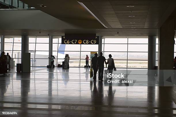 Lotnisko Wylotu Gate - zdjęcia stockowe i więcej obrazów Duża grupa ludzi - Duża grupa ludzi, Dzień, Fotografika