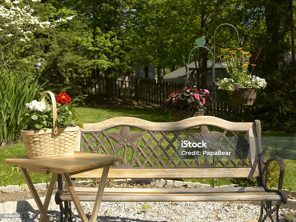 Banc de musculation, une table et de fleurs - Photo de Arbre libre de droits