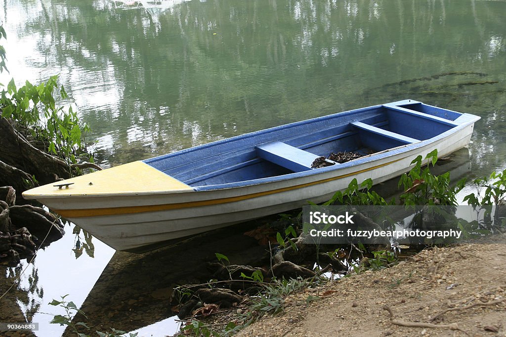 Colorido en bote - Foto de stock de Agua libre de derechos