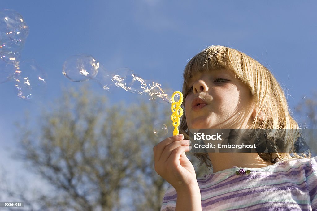 Soplando burbujas en el viento - Foto de stock de Actividades recreativas libre de derechos
