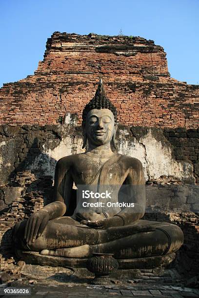 Foto de Buda E Templo Budista Ao Nascer Do Sol Em Sukhothai e mais fotos de stock de Arruinado