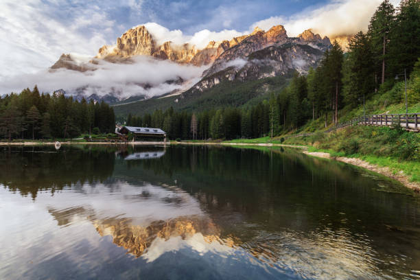 lago san vito di cadore (lago mosigo) en valle del boite en el dominio de monte antelao también había llamado rey de los dolomitas. dolomitas italianos alpes paisaje, italia, europa. - belluno veneto european alps lake fotografías e imágenes de stock