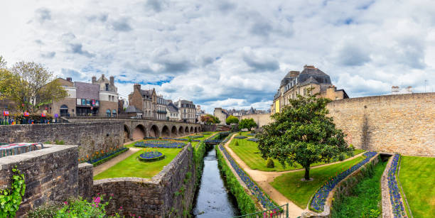 paredes da cidade antiga e os jardins em vannes. bretanha (bretagne), norte da frança. - industry uk park tourism - fotografias e filmes do acervo