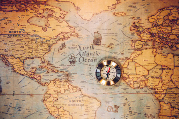 콜럼버스의 날 및 세계 지도와 나침반 - compass direction east gold 뉴스 사진 이미지