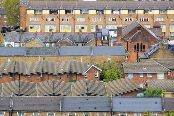vista aérea de volta para trás casas geminadas em londres - victorian style victorian architecture london england slum - fotografias e filmes do acervo