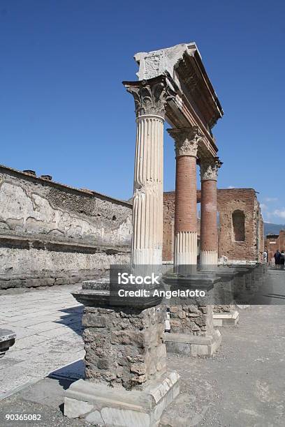 Römische Säulen In Pompeiis Forum Stockfoto und mehr Bilder von Abgerissen - Abgerissen, Architektonische Säule, Archäologie