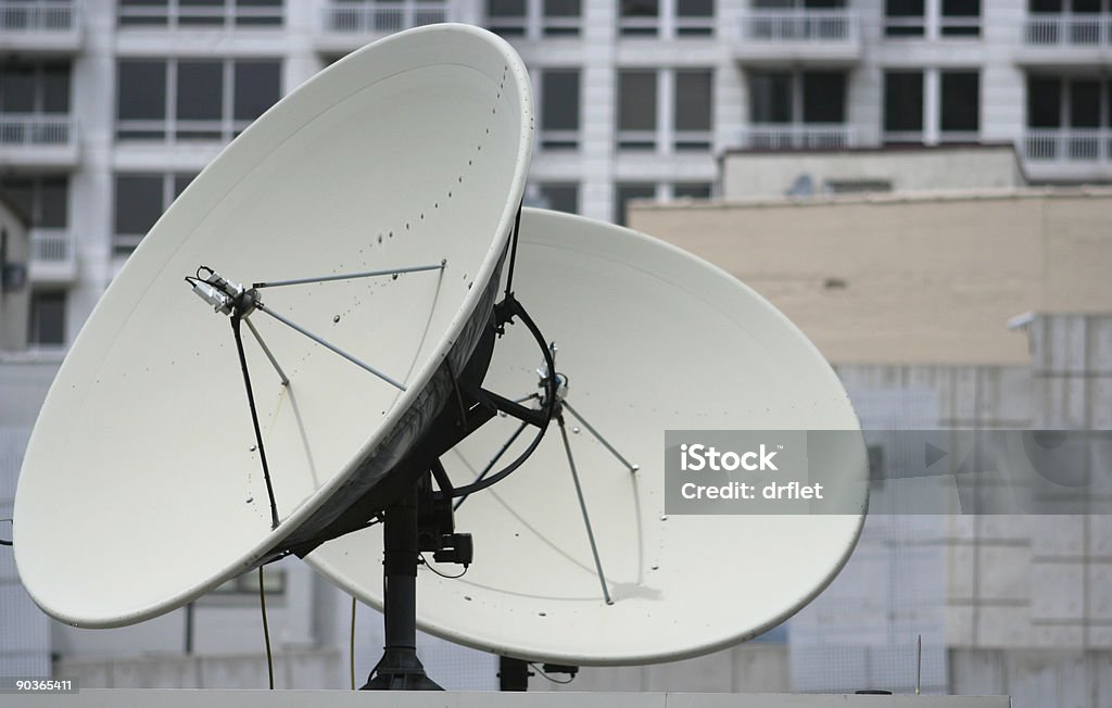Platos de televisión vía satélite - Foto de stock de Aire libre libre de derechos