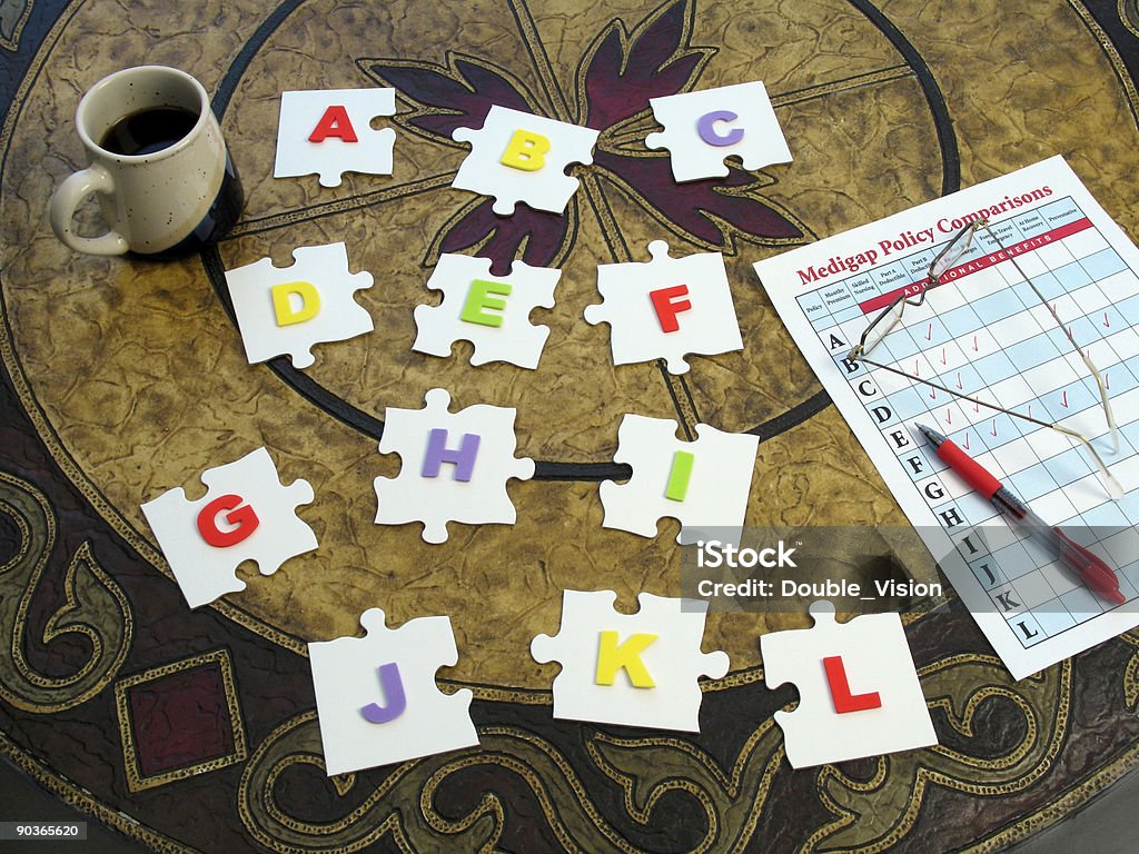 Medicare-Medigap-Puzzle: Puzzle Stücke mit alphabetisch Plan Buchstaben - Lizenzfrei Krankenversicherung Stock-Foto
