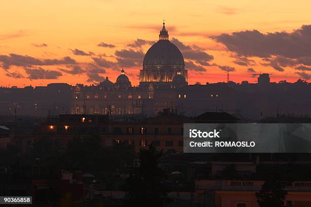 Photo libre de droit de Basilique Saintpierre Au Crépuscule banque d'images et plus d'images libres de droit de Basilique - Basilique, Vatican, Basilique Saint-Pierre - Vatican