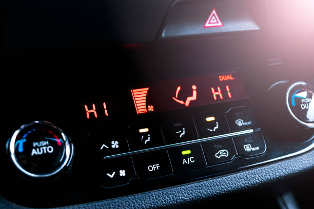 botón de aire acondicionado dentro de un automóvil. ac climatizador en el coche nuevo. detalles interior coche moderno - car air conditioner vehicle interior driving fotografías e imágenes de stock