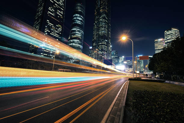 le trafic urbain - city night street light photos et images de collection