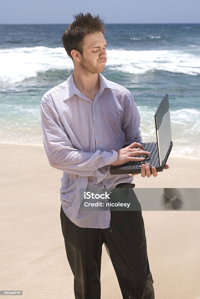 Hombre de negocios en la playa - Foto de stock de 20 a 29 años libre de derechos