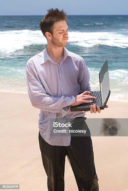 Hombre De Negocios En La Playa Foto de stock y más banco de imágenes de 20 a 29 años - 20 a 29 años, Adulto, Adulto joven