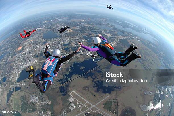 Lizenzfreies Stockfoto Frauenhigh Skydiving Stockfoto und mehr Bilder von Fallschirmspringen - Fallschirmspringen, Fallschirmsport, Zusammenarbeit