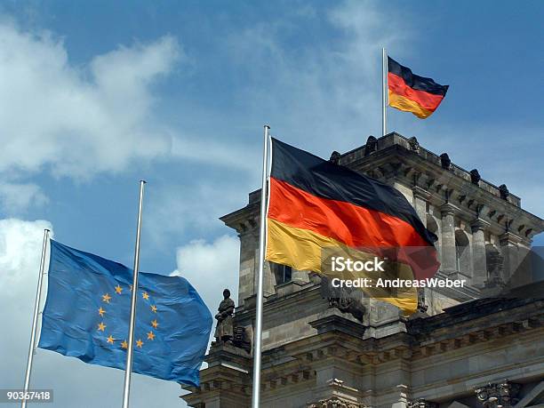 Reichstag Em Berlim Mit Deutscher Und Europäischer Flagge - Fotografias de stock e mais imagens de Bandeira da União Europeia