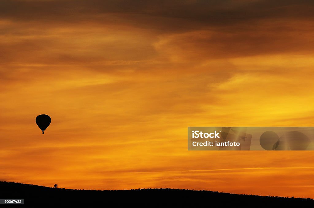 globo aerostatico al atardecer - Foto de stock de Color - Tipo de imagen libre de derechos