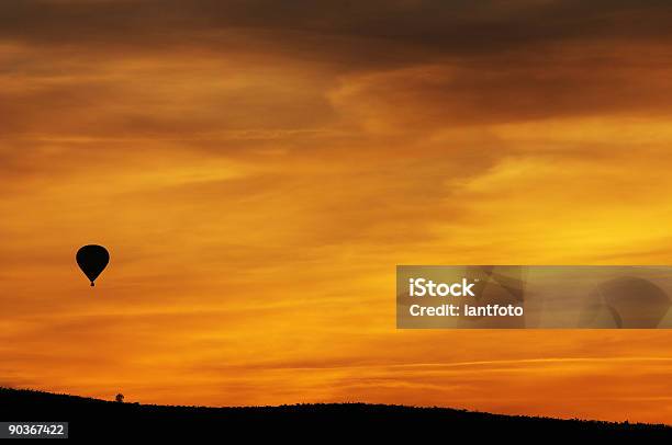 Globo Aerostatico Al Atardecer Foto de stock y más banco de imágenes de Color - Tipo de imagen - Color - Tipo de imagen, Deterioro, En lo alto - Posición descriptiva