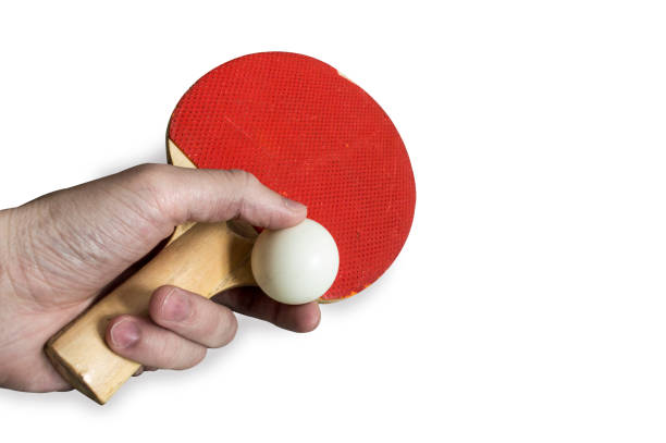 la mano tiene una racchetta e una pallina da ping-pong - table tennis foto e immagini stock