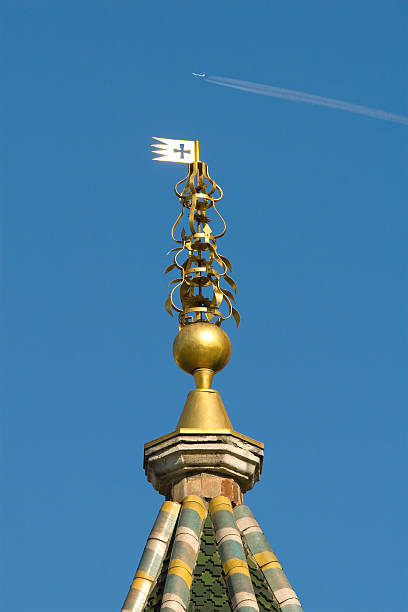 Cтоковое фото Башня со шпилем и самолёт