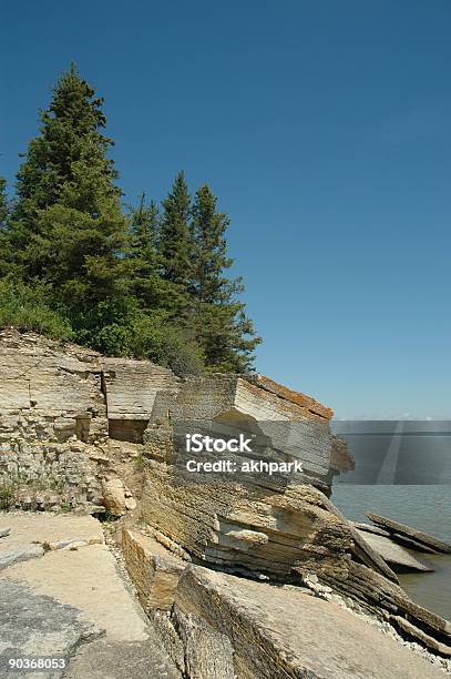 Rock Wychodnia Przez Ocean - zdjęcia stockowe i więcej obrazów Sosna - Drzewo iglaste - Sosna - Drzewo iglaste, Bez ludzi, Chmura