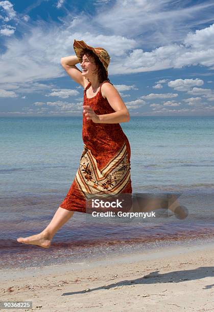 Mädchen In Hut Laufen Am Meer Strand Stockfoto und mehr Bilder von Aktiver Lebensstil - Aktiver Lebensstil, Aktivitäten und Sport, Attraktive Frau