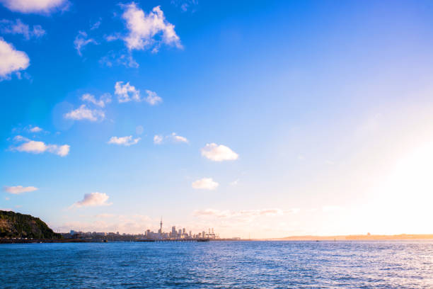 オークランド都市のスカイライン フロント海の上夕日 - day san diego california harbor downtown district ストックフォトと画像