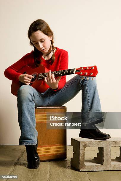 Photo libre de droit de Jolie Jeune Fille Joue Une Guitare Rouge banque d'images et plus d'images libres de droit de 10-11 ans - 10-11 ans, Art du spectacle, Blanc