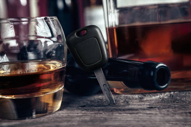 위스키, 자동차 키, 빈 병 - drunk driving alcohol key law 뉴스 사진 이미지