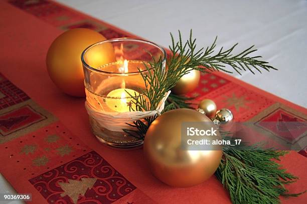 Decoración Navideña En La Tabla Foto de stock y más banco de imágenes de Adorno de navidad - Adorno de navidad, Amarillo - Color, Blanco - Color