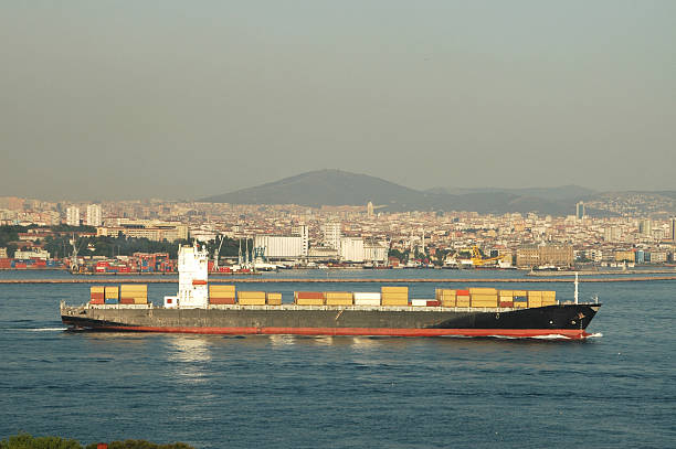 navire cargo - bhosporus photos et images de collection