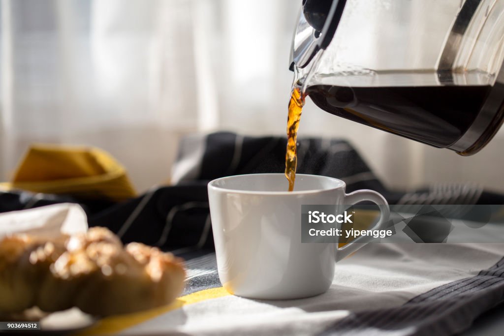 beber café en el desayuno - Foto de stock de Café - Bebida libre de derechos