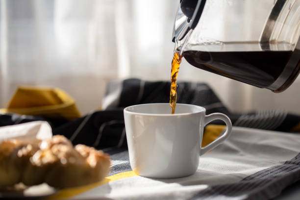picie kawy na śniadanie - horizontal pouring nobody coffee cup zdjęcia i obrazy z banku zdjęć