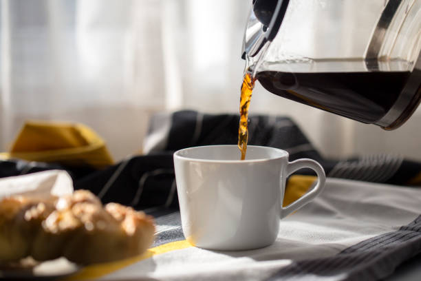 drinking coffee at breakfast - cup coffee pot coffee coffee cup imagens e fotografias de stock