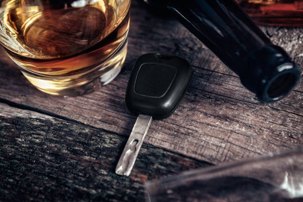 자동차 키와 테이블 바에 위스키 - drunk driving alcohol key law 뉴스 사진 이미지