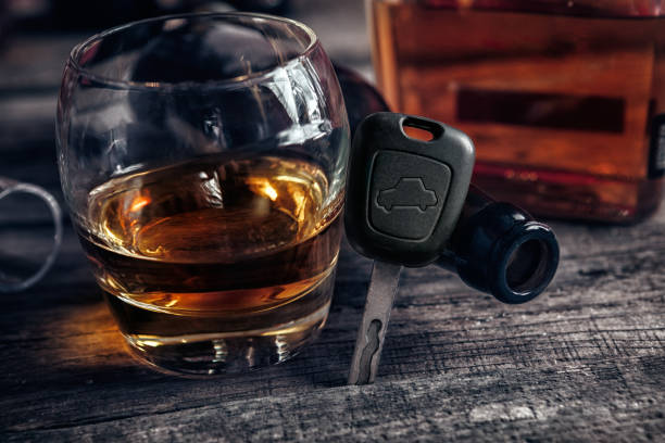 자동차 키와 유리에 코냑 - drunk driving alcohol key law 뉴스 사진 이미지
