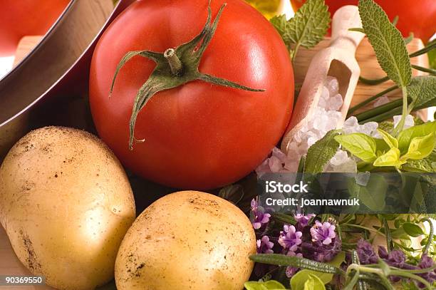 Plantas Aromáticas Frescas E Produtos Hortícolas - Fotografias de stock e mais imagens de Alecrim - Alecrim, Alimentação Saudável, Batata Crua