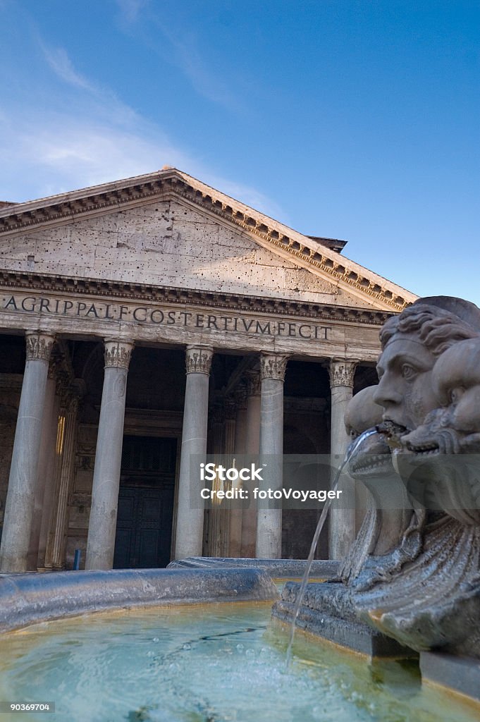 Fonte em frente do Panteão, em Roma - Foto de stock de Antigo royalty-free