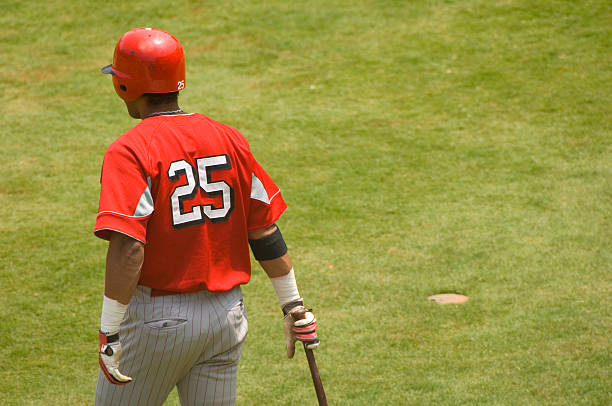 joueur de baseball à pour match de baseball de la home base - baseball diamond baseball baseline base photos et images de collection