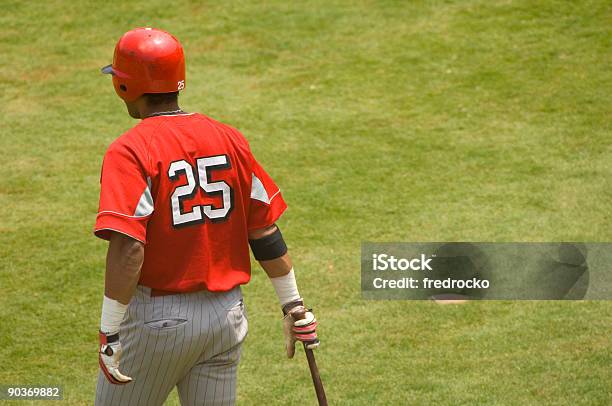 Giocatore Di Baseball A Piedi Home Plate Partita Di Baseball - Fotografie stock e altre immagini di Adulto