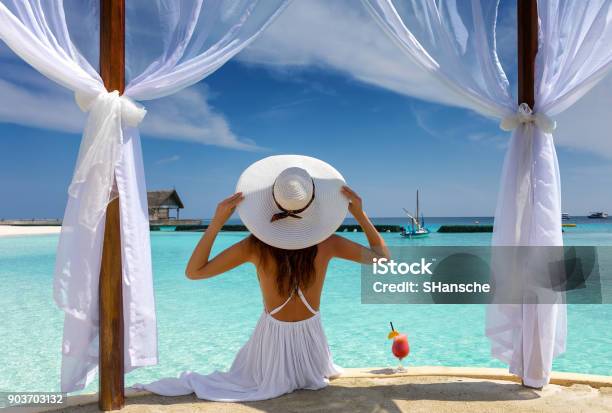 Bella Donna Gode Della Sua Vacanza Estiva Ai Tropici - Fotografie stock e altre immagini di Spiaggia