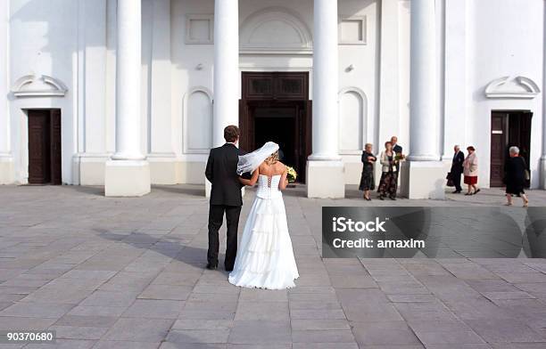 Foto de Antes Do Casamento e mais fotos de stock de Casamento - Casamento, Igreja, Casal Jovem
